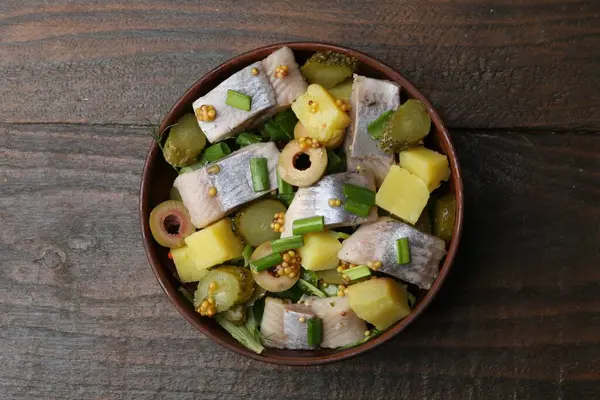 Tahta masada ringa balığıyla nefis bir salata.