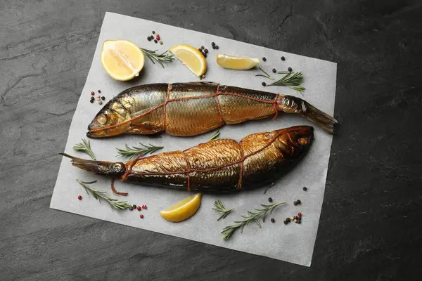 Limon dilimleri, biber ve biberiyeli nefis tütsülenmiş ringa balığı.