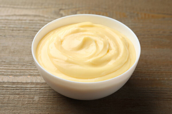 Вкусный ванильный пудинг на деревянном столе, крупным планом