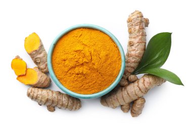 Tabaktaki zerdeçal tozu, kökler ve yeşil yapraklar beyaza izole edilmiş, üst manzara