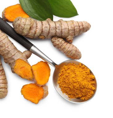 Beyaz üzerine izole edilmiş kaşık, kökler ve yeşil yapraklar, üst manzara