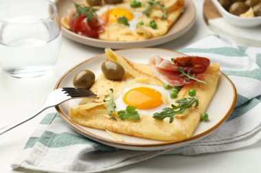 Beyaz masada servis edilen yumurta ve pastırmalı leziz krepler.