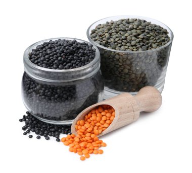 Beyaza izole edilmiş farklı mercimek türleri