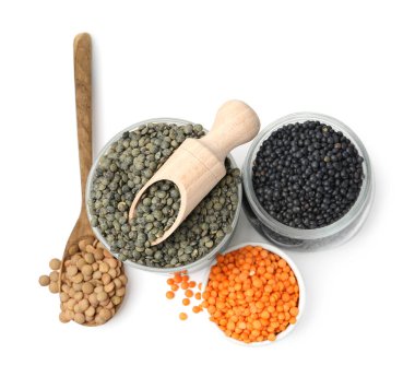 Beyaz, üst görünümde izole edilmiş farklı mercimek türleri