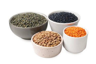 Beyaza izole edilmiş farklı mercimek türleri