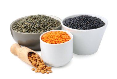 Beyaza izole edilmiş farklı mercimek türleri