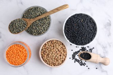 Beyaz mermer masa üzerinde farklı mercimek türleri, düz yatıyordu