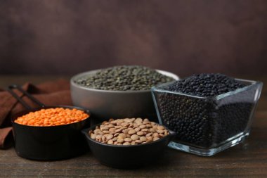 Ahşap masada farklı türde mercimek.