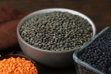 Tahta masadaki mercimek çeşitleri farklı, yakın plan.