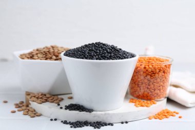 Beyaz masada farklı türde mercimek.