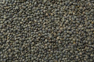 Arkaplan olarak çiğ yeşil mercimek, yakın plan görünüm