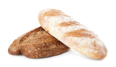 İki somun taze pişmiş ekmek, beyaza izole edilmiş.