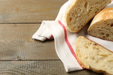 Tahta masada taze ekmek dilimleri, yakın plan. Metin için boşluk