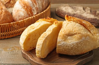 Tahta masada taze ekmek dilimleri, yakın plan.