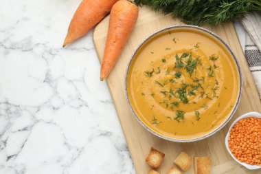 Lezzetli mercimek kremalı çorba, bembeyaz mermer masa üzerinde malzemeler, düz yatak. Metin için boşluk