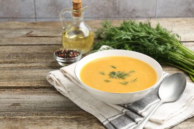 Ahşap masada servis edilen dereotlu mercimek kremalı leziz çorba, yakından. Metin için boşluk