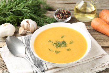 Ahşap masada servis edilen dereotlu mercimek kremalı leziz çorba.