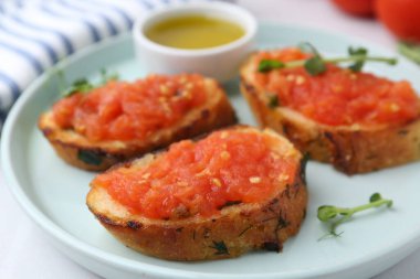 Domatesli lezzetli ekmek, mikro yeşillik ve yağlı masa, yakın plan.