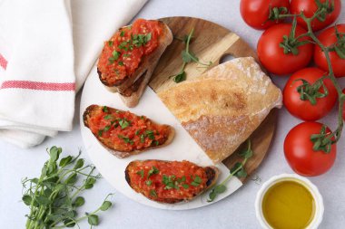 Domatesli lezzetli ekmek, maydanoz ve yağ ışık masasında, düz yerde.