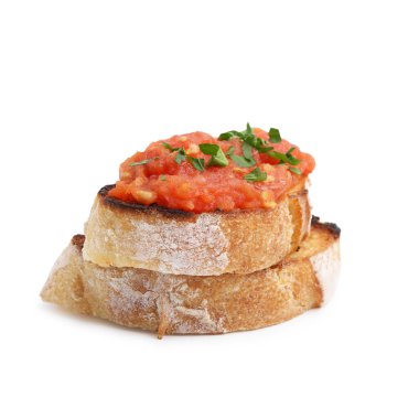 Beyaz üzerine izole edilmiş domates ve maydanozlu lezzetli ekmek.