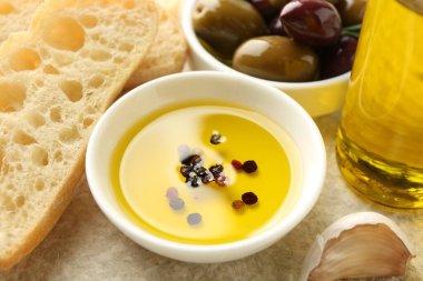 Işık masasında yağlı, baharatlı ve zeytinli dilimler, yakın plan.