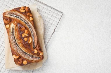 Fındıklı muzlu ekmek, ışık masası, üst manzara. Metin için boşluk