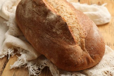 Tahta masada taze ekmek, yakın plan.