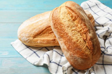 Taze somunlar açık mavi ahşap masada, yakın plan