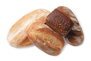 Farklı taze ekmek türleri beyaz, üst görünümde izole