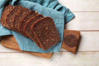 Tahta masanın üstünde taze ekmek parçaları, üst manzara.