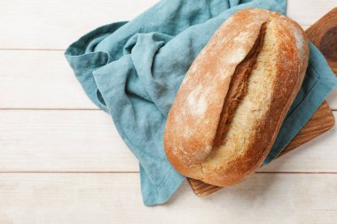 Tahta masanın üstünde taze ekmek, üst manzara. Metin için boşluk