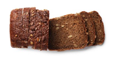 Taze ekmek parçaları beyaza izole edilmiş, üst manzara