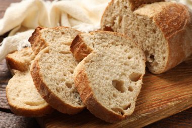 Tahta masadaki taze ekmek parçaları, yakın plan.