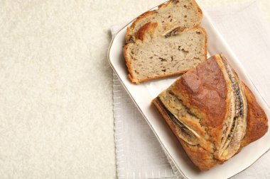 Muzlu ekmeği açık gri masada kes, üstten bak. Metin için boşluk