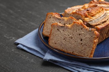 Muzlu ekmeği siyah masaya fındıklı kes, yakın plan. Metin için boşluk