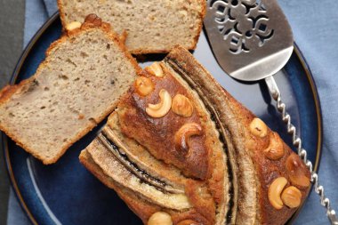 Masada fındık sunuculu muz ekmeği kes, üst görünüm