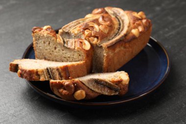 Siyah masada fındıklı muz ekmeği kes, yakın plan.