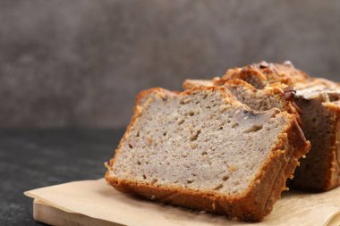 Siyah masada fındıklı muz ekmeği kes, yakın plan.