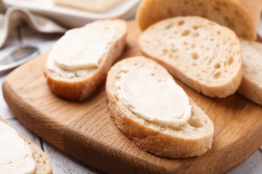 Masada tereyağlı ekmek parçaları, yakın plan.