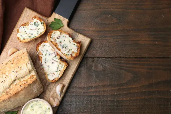 Sarımsaklı, otlu ve yağlı lezzetli ekmek, ahşap masa, üst manzara. Metin için boşluk