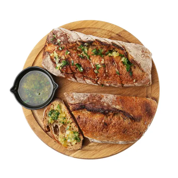 Sarımsaklı, otlu ve yağlı lezzetli ekmek beyaza izole edilmiş.