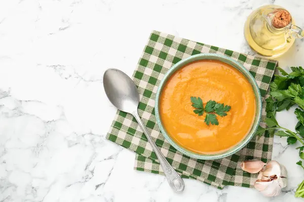Beyaz mermer masada servis edilen maydanozlu mercimek kremalı leziz çorba. Metin için boşluk