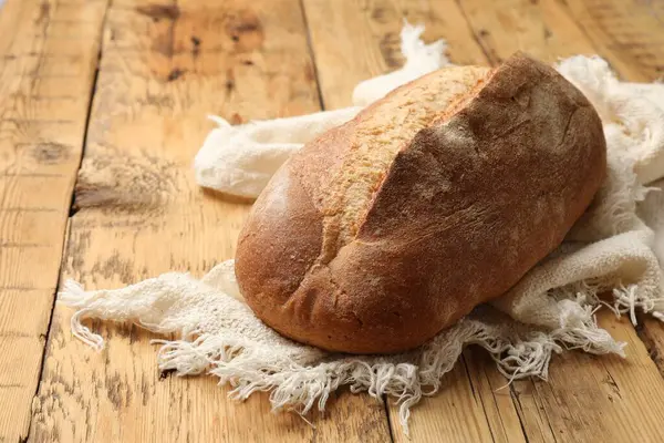 Tahta masadaki taze ekmek, yakın plan. Metin için boşluk
