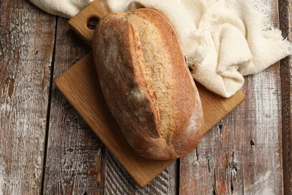 Tahta masada taze ekmek, üst manzara.