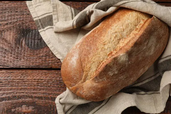 Tahta masanın üstünde taze ekmek, üst manzara. Metin için boşluk