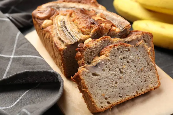 Masada fındıklı muz ekmeği kes, yakın plan.