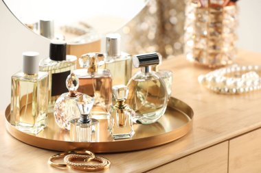 İçerideki ahşap tuvalet masasında farklı lüks parfümler.