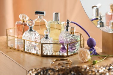 İçerideki ahşap tuvalet masasında farklı lüks parfümler.