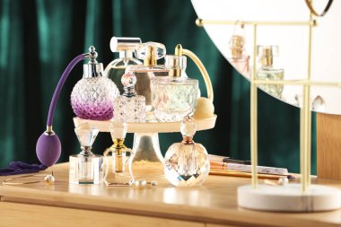 İçerideki ahşap tuvalet masasında farklı lüks parfümler.