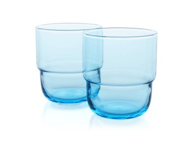 Beyaz üzerine izole edilmiş iki boş bardak.
